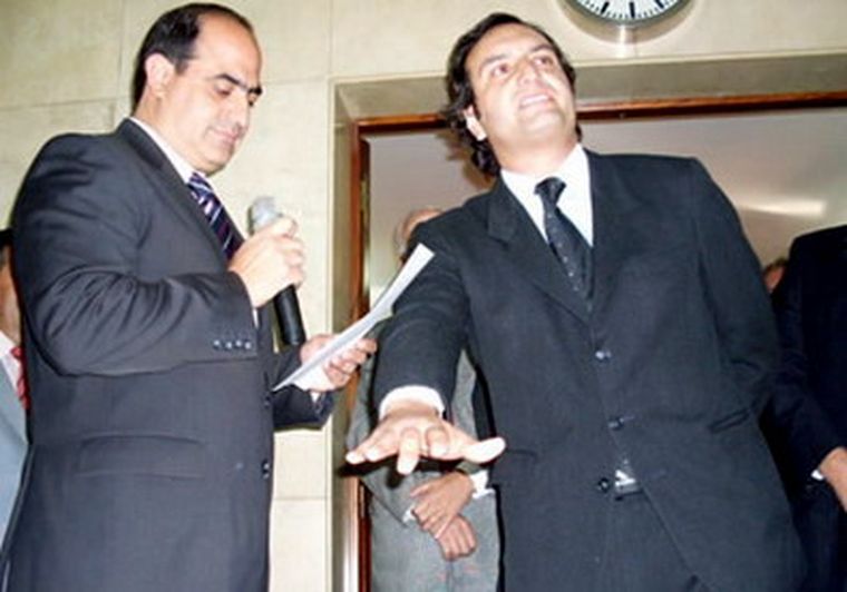 El ministro Adaro haciendo jurar a Pringles. Foto: Gentileza
