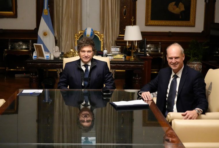 El presidente Javier Milei y el titular de ADEBA, Javier Bolzico