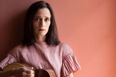 Foto: https://www.latimes.com/espanol/entretenimiento/articulo/2020-06-30/julieta-venegas-ofrece-en-linea-la-enamorada-para-que-publico-no-se-apague