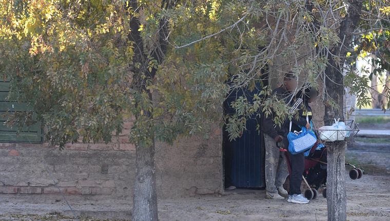 Allegados de la familia se retiran del domicilio que los adolescentes acusados compartían con su padrastro Foto: Walter Moreno/Mdz