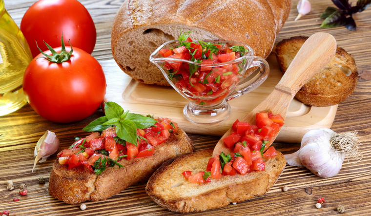 Bruschetta con tomate y albahaca: fácil, rápida y delicios Foto: Shutterstock