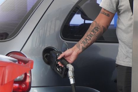 Combustibles más caros y dudas por el destino del impuesto vial. Combustibles más caros y dudas por el destino del impuesto vial.