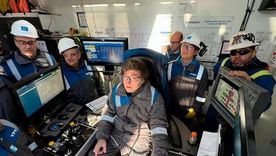 Milei usa el mameluco de YPF. Cuestiona la expropiación, pero disfruta de los logros de la petroleras estatal. Milei usa el mameluco de YPF. Cuestiona la expropiación, pero disfruta de los logros de la petroleras estatal.