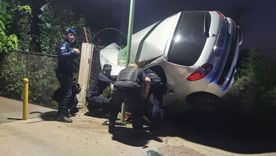 El automóvil impactó contra un poste. El automóvil impactó contra un poste.