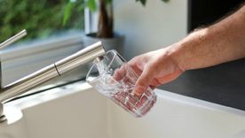 El truco del vaso en la pileta que recomiendan antes de viajar. El truco del vaso en la pileta que recomiendan antes de viajar.