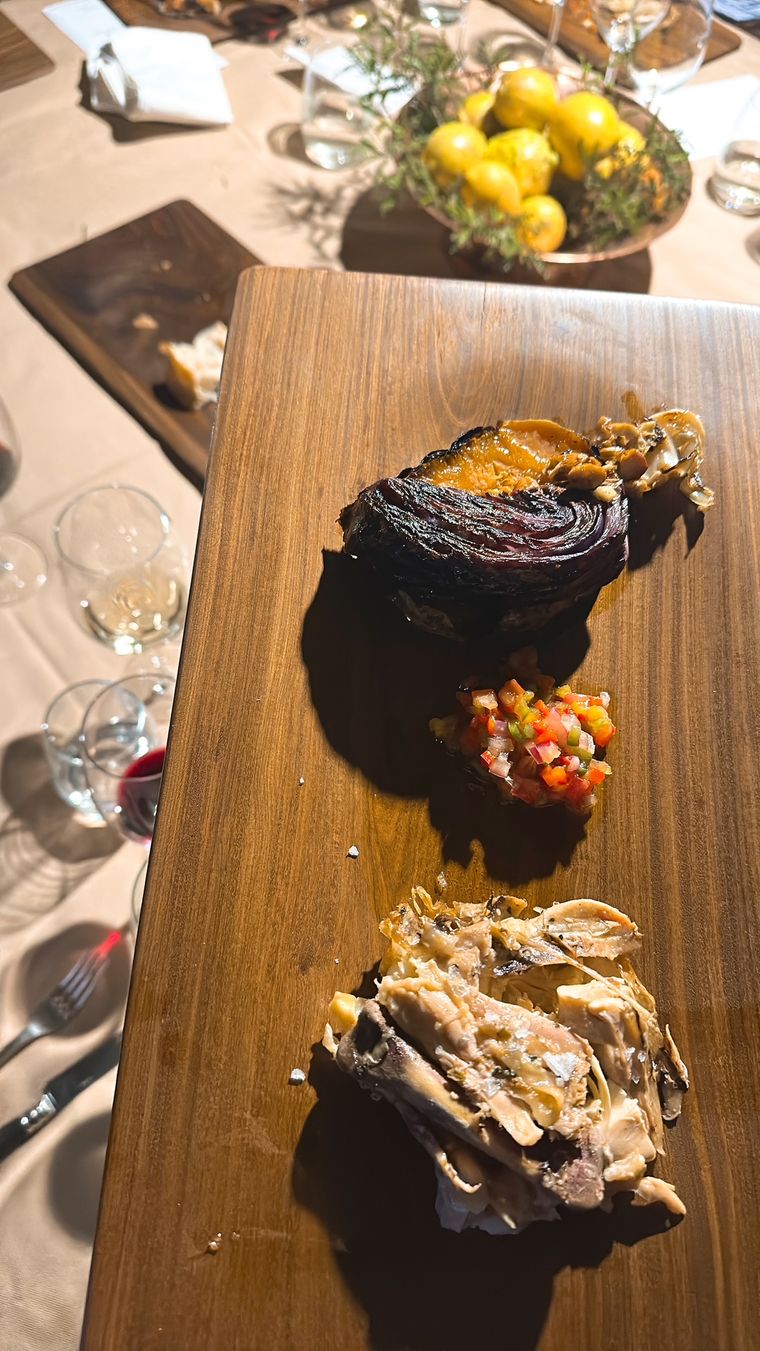 Pollo al hilo en el domo, calabaza al rescoldo, repollo y salsa criolla. Pollo al hilo en el domo, calabaza al rescoldo, repollo y salsa criolla.