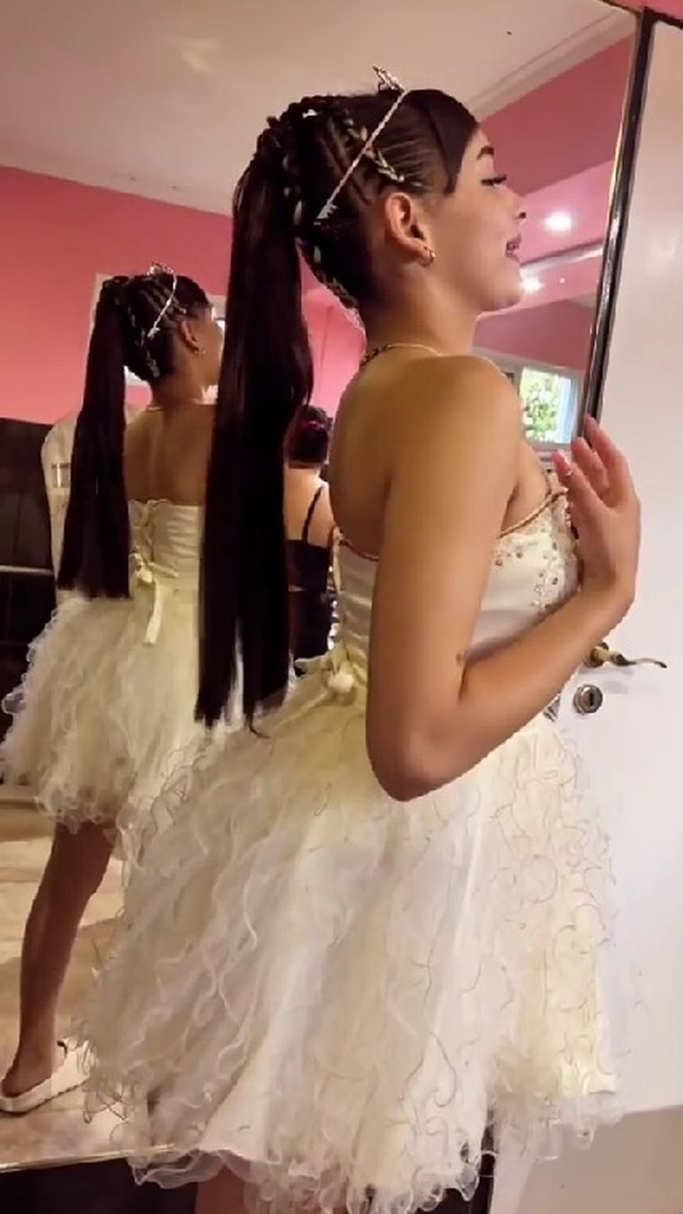 El desgarrador mensaje de la hermana de Lara Gutierrez con un video sobre la fiesta de 15 de la menor asesinada en Florencio Varela. El desgarrador mensaje de la hermana de Lara Gutierrez con un video sobre la fiesta de 15 de la menor asesinada en Florencio Varela.