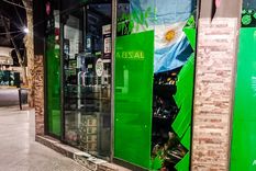 Asi quedó la puerta del local Foto: Emilce Vargas Ferrara/MDZ RADIO Asi quedó la puerta del local Foto: Emilce Vargas Ferrara/MDZ RADIO