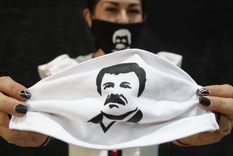 en mexico regalan barbijos con la cara del chapo guzman