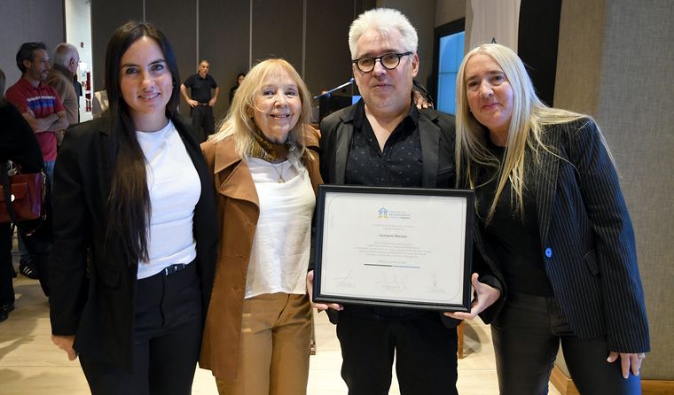 Manson junto a su sobrina, madre y hermana. Manson junto a su sobrina, madre y hermana.