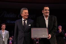 El artista, acompañado por su esposa, Evangelina Salazar. / Instagram: Palacio Libertad