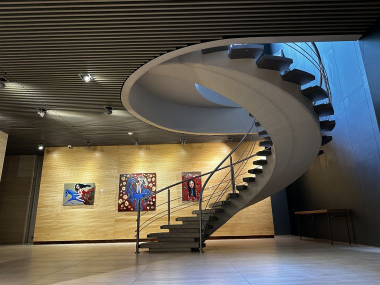 Bajo la Peatonal, la arquitectura moderna se funde con el arte de raíz mendocina.