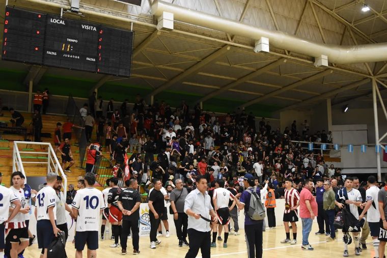 El duelo mendocino por los cuartos de final terminó suspendido y la resolución deportiva quedó en manos del Tribunal de la CAFS.