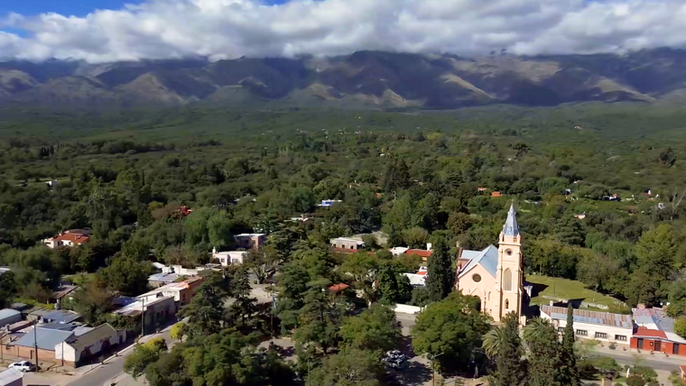 Los pueblos argentinos renacen en primavera, cuando el paisaje, la tradición y la calma invitan a redescubrir el país.
