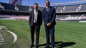 El presidente de River Plate, Stefano Di Carlo, junto a David Trezeguet en el Estadio Monumental. El presidente de River Plate, Stefano Di Carlo, junto a David Trezeguet en el Estadio Monumental.
