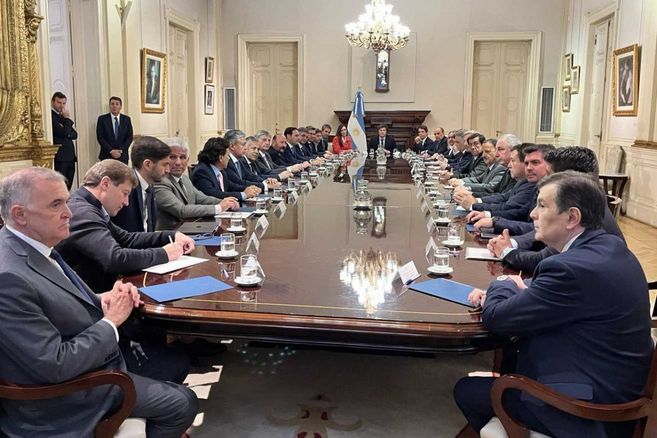 Javier Milei en una reunión con los 24 gobernadores Foto: Noticias Argentinas