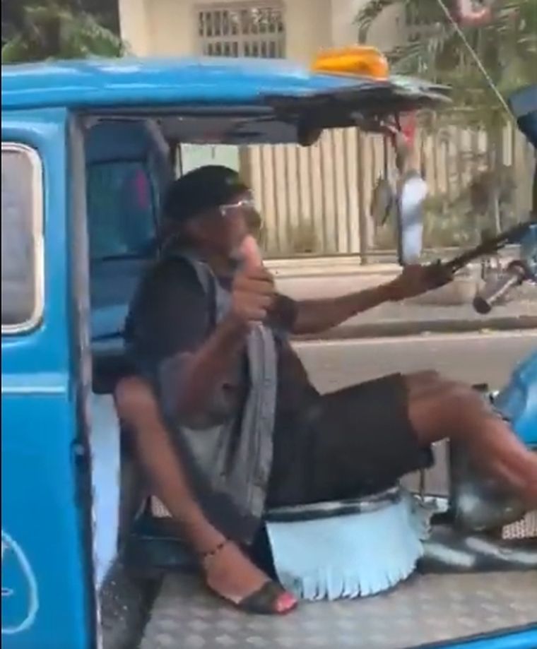 Bola Azul Ese es el nombre que le pusieron al extraño engendro de ingeniería automotriz que surca las calles cariocas.