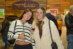 La Cava de Arte de Bodega Santa Julia fue escenario de una exitosa convocatoria con motivo de la muestra que año a año se realiza para homenajear la Vendimia.