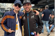 Bizarrap subió esta foto junto a Pierre Gasly, piloto de Alpine y amigo suyo, 17 minutos antes del anuncio de Colapinto. Foto: @bizarrap