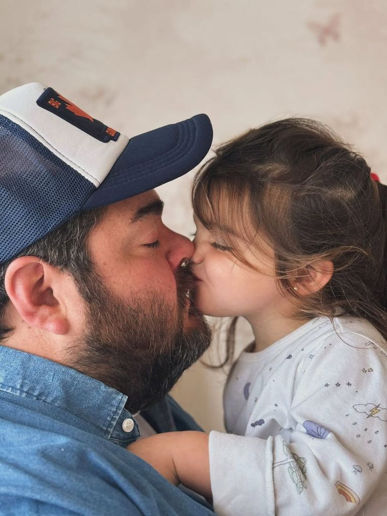 El humorista y una profunda dedicación a unas de sus hijas. Créditos: Instagram / dariobarassi