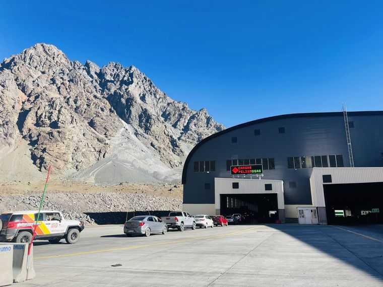 Las largas filas para cruzar hacia Chile se mantienen desde hace dos días Foto: CF Los Libertadores
