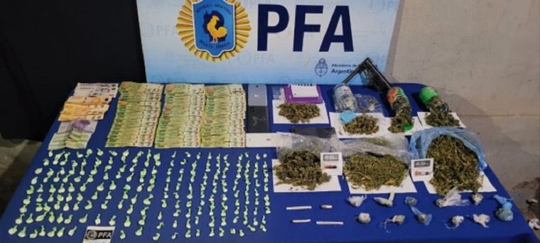 Tres mujeres y un hombre fueron detenidos en Las Heras por comercializar cocaína y marihuana Foto: Policía Federal Argentina