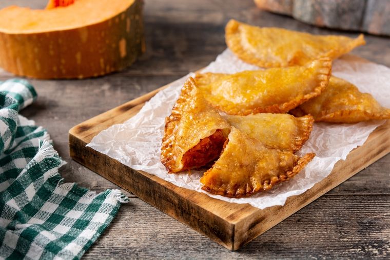 En muchas regiones, la receta de empanadas de calabaza se prepara en otoño, aprovechando la cosecha fresca de este vegetal. En muchas regiones, la receta de empanadas de calabaza se prepara en otoño, aprovechando la cosecha fresca de este vegetal.