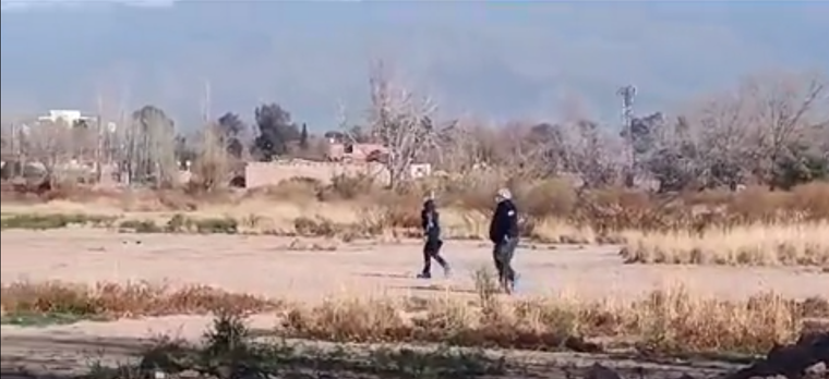 La Policía en el lugar donde hallaron a la mujer asesinada Foto: captura de video
