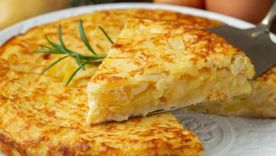 La tortilla de papas es una comida de origen español, aunque su principal ingrediente es claramente americano. La tortilla de papas es una comida de origen español, aunque su principal ingrediente es claramente americano.