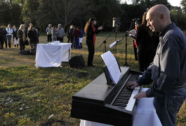 Así fue el acto ayer, a 25 años de la muerte de Borges. Foto: Mediamza.com