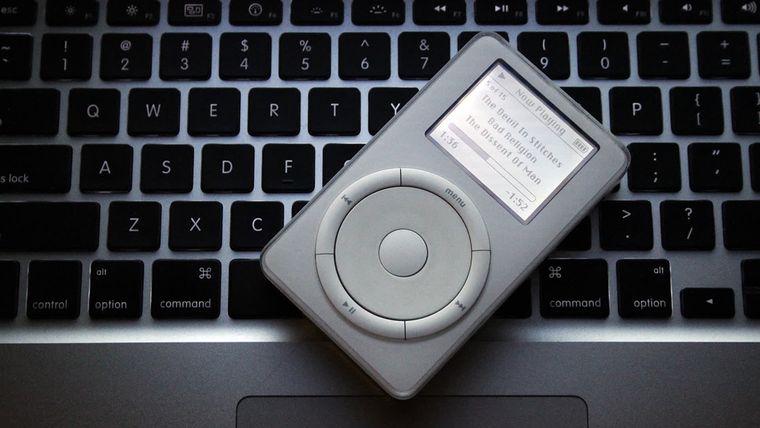 La rueda mecánica del primer iPod permitió navegar entre miles de canciones con una rapidez inédita en 2001. La rueda mecánica del primer iPod permitió navegar entre miles de canciones con una rapidez inédita en 2001.