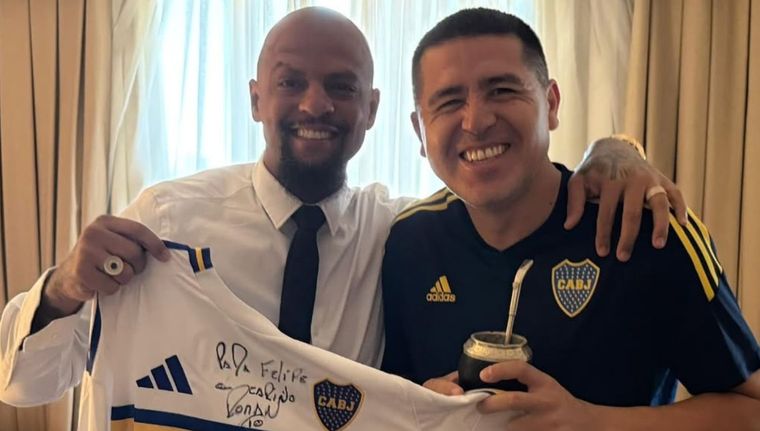 En mayo pasado, durante el Torneo de Leyendas en el 75° Congreso de la FIFA en Paraguay, Riquelme le regaló a Felipe Melo cuatro camisetas de Boca con dedicatoria incluida. 
