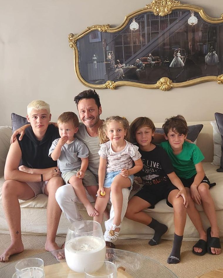 Vicuña junto a sus hijos. Vicuña junto a sus hijos.