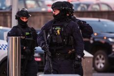 Policías armados en el lugar donde ocurrió el tiroteo en Bondi Beach en Sídney el 14 de diciembre.