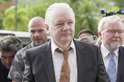 MDZol | Assange a su legada a la corte federal de Saipán. Foto: EFE