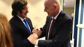 En plena avanzada del Gobierno contra la AFA, Javier Milei se mostró sonriente con el titular de la FIFA, Gianni Infantino. En plena avanzada del Gobierno contra la AFA, Javier Milei se mostró sonriente con el titular de la FIFA, Gianni Infantino.