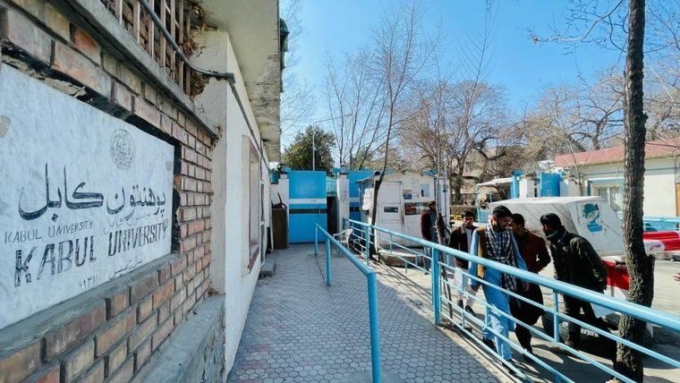 La Universidad de Kabul reabrió sus puertas en 2023 sin la asistencia de alumnas mujeres.