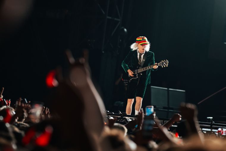 Angus Young en la tercera noche de AC/DC en River Plate. Angus Young en la tercera noche de AC/DC en River Plate.