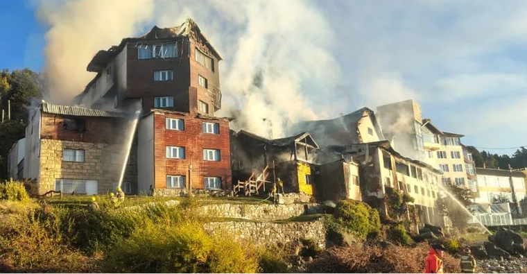 Se desplegaron varias dotaciones de bomberos de la ciudad para asistir en el incendio. Se desplegaron varias dotaciones de bomberos de la ciudad para asistir en el incendio.
