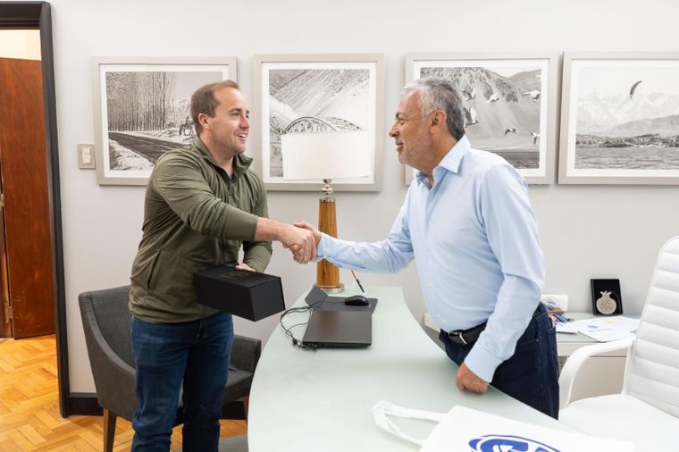 Alfredo Cornejo y  Jason Arceneaux, de Arc Energy. Ayer hubo una reunión en el despacho del gobernador. Foto: Gentileza