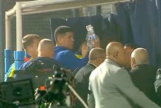 Marcos Rojo arrojó botellas de agua a la popular de Gimnasia para ayudar a los hinchas. Marcos Rojo arrojó botellas de agua a la popular de Gimnasia para ayudar a los hinchas.