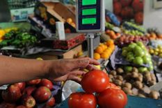 En marzo se registraron aumentos muy significativos en frutas y verduras superiores al 10%, además del salto del 29% en los servicios educativos. Foto: Foto: NA