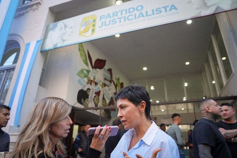 Mayra Mendoza eligió esperar que Kicillof empezara a hablar para levantarse e irse del encuentro. Mayra Mendoza eligió esperar que Kicillof empezara a hablar para levantarse e irse del encuentro.