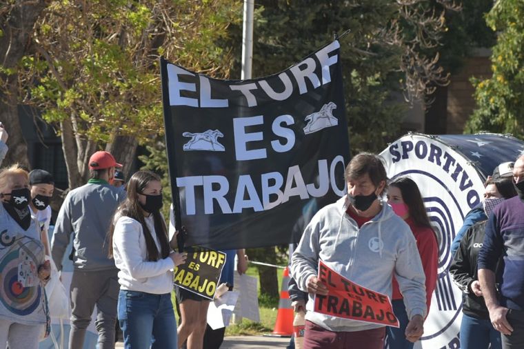Los trabajadores del turf ya protagonizaron protestas por la parálisis de la actividad.