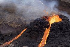 El volcán Fagradalsfjall cerca de la capital islandesa entró en erupción el viernes. (Fuente: REUTERS)