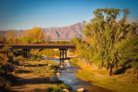Sanagasta combina valle, vegetación y montaña en una de las postales más reconocibles de la costa riojana. Sanagasta combina valle, vegetación y montaña en una de las postales más reconocibles de la costa riojana.