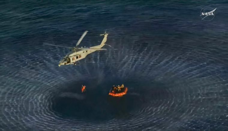 Un helicóptero transporta a los tripulantes de Artemis II luego de salir de la capsula Orión.