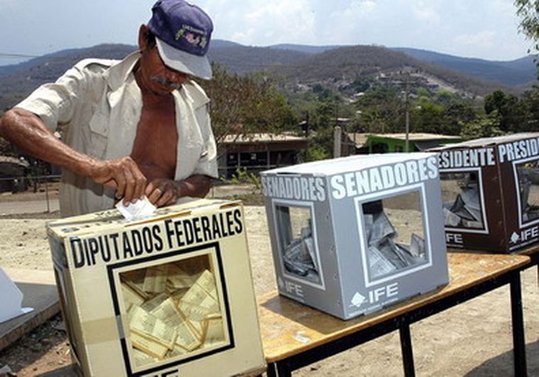 Un campesino vota en las últimas elecciones presidenciales.