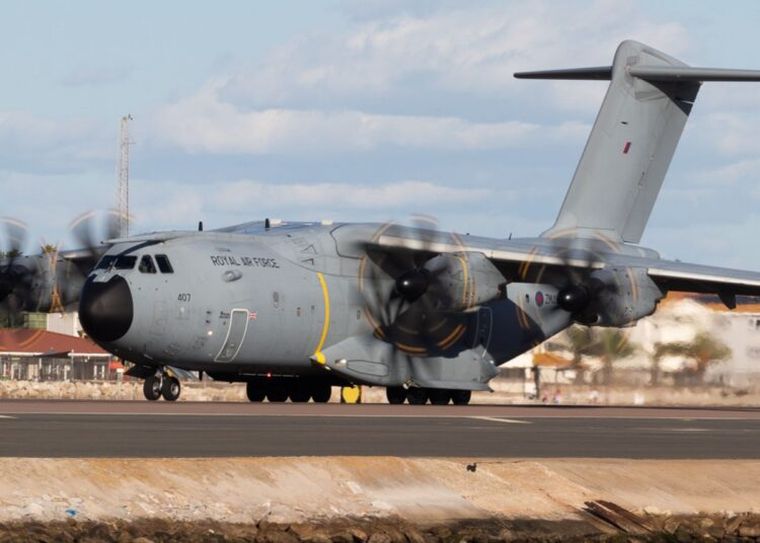 Este es el avión británico que hizo escala en Chile antes de aterrizar en Malvinas.