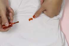 Truco mágico: Descubre cómo quitar el esmalte de uñas de la ropa sin dañarla